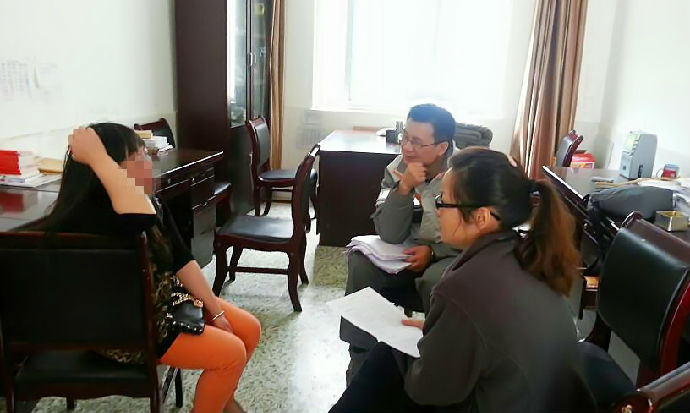 与宝兴中学初三班主任进行沟通!了解老师震后所面临的压力和不适!对其进行了一系列建议和指导!.jpg